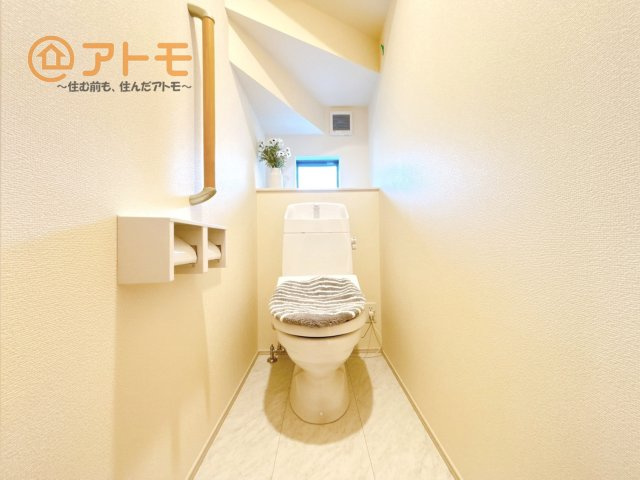 窓があり換気もすぐにできる、清潔感のあるトイレです♪