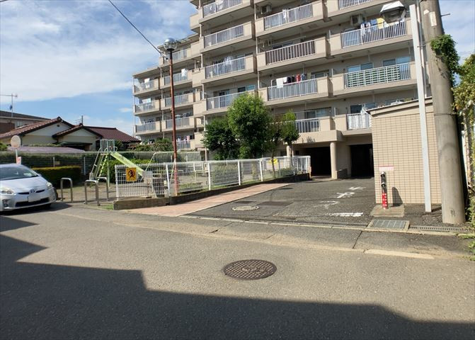 外観はマンション管理がされているかの目安になります。築年数が古いと、壁面は劣化してひび割れが生じることも！建物が古びていても細かいところが修繕されていると、きちんと管理されているなぁと感じるでしょう。