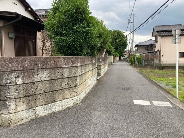 路地になりますので、実際に見て道路幅や交通量をご確認ください。