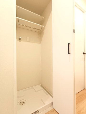 【室内洗濯機置き場】　壁面に棚が造作されています。洗剤のストックやタオルなどを収納できます。