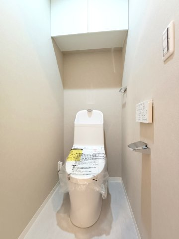【トイレ】　洗浄機能付きトイレ。上部には収納付で、トイレットペーパー等、買い置きもしやすそうです。