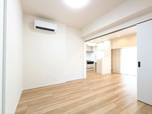 【洋室】　リビング隣接の居室、続き間としての利用やセパレート型、使い勝手良いお部屋です。用途様々です♪バルコニーに面しており、開放感あります♪