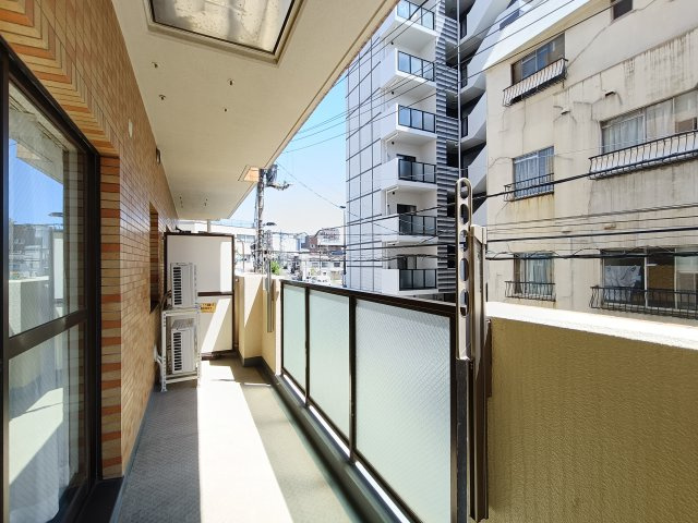 【バルコニー】　お天気のいい日はお外で洗濯物を干していただけます。