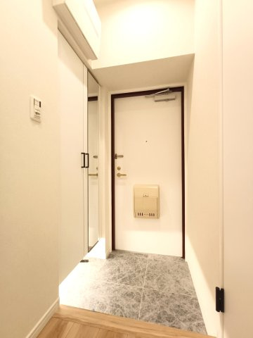 【玄関】　白でまとめられた清潔感のある玄関。住戸の顔として、いつでも整えておきたい空間に嬉しい大容量の収納がございます。