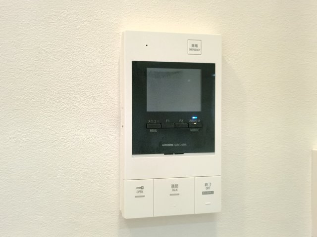 【TVモニター付きインターフォン】　来訪者を確認できるＴＶモニター付インターホンでセキュリティ面にも配慮。あると安心感があります。