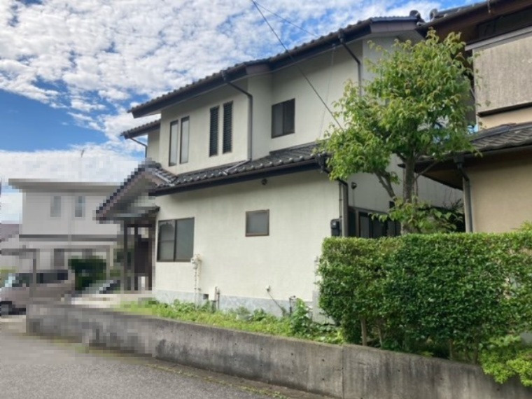 約70坪。駐車場の増設は可能です。
