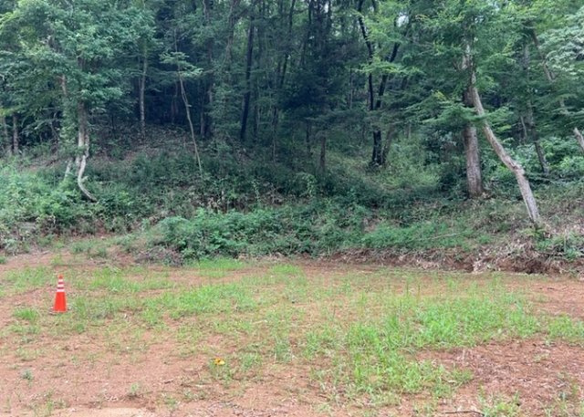 土地の形が極端に長細かったり、狭小地、あるいは道路との高低差がある傾斜地だった場合、後々売ろうとしても買い手がつかない場合もあります。後々、売却することになった時に価値の下がらない土地を選びましょう。