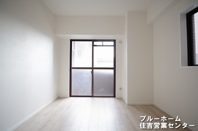 約5.5帖の洋室です！お部屋には収納や窓があります！