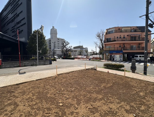 東南側約5.0mの道路に接する角地の特性を活かし、明るい陽光を取り込める立地です　。2つの道路に面することで、通風やプライバシー確保の自由度も向上。将来を見据えた、資産価値の高い空間を実現できます。