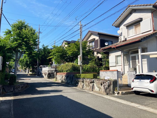 西側　前道約6ｍ　間口約10.5ｍ