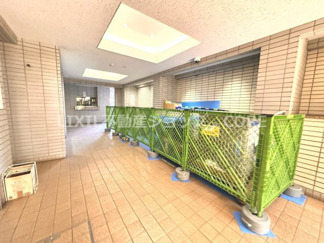 ロビーとは玄関に続く通路を兼ねた広間。共用部分になります。