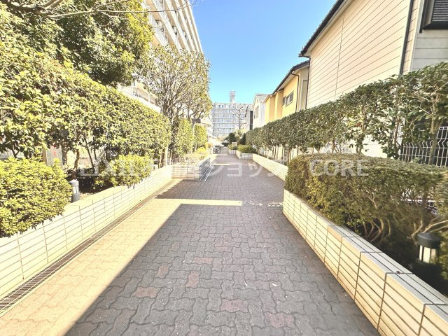 建物や壁に囲まれた外部空間で、採光・通風の確保、防犯性の向上といったメリットもございます。