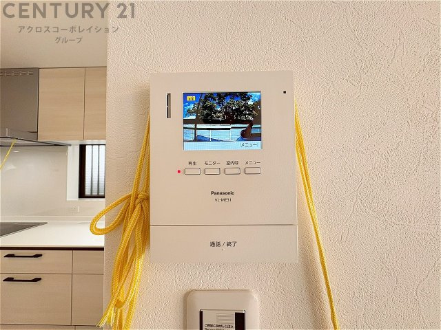 訪問者が来たときにテレビ画面で確認できるため、安心してドアを開けられます。録画機能があるものもあり、留守中に来訪者を記録しておくことができます。利便性が高く、セキュリティ面でも安心です。　