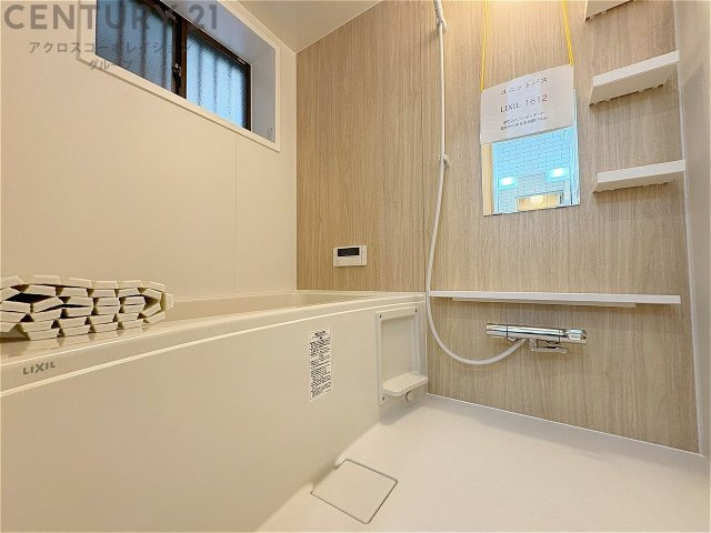 ユニットバスは省スペースでありながら、シンプルな設計と使いやすさを備え、簡便なメンテナンスが可能です。窓付きで換気にも便利です。またミラー・小物置き場もあり便利です。　