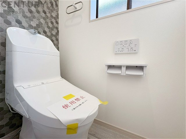 温水洗浄便座付トイレは温水洗浄機能により、暖かい水でおしりを洗浄することができ、冷たい水を使う従来の便座に比べ、温水洗浄機能で暖かいトイレを提供し、快適な使用を可能にします。　