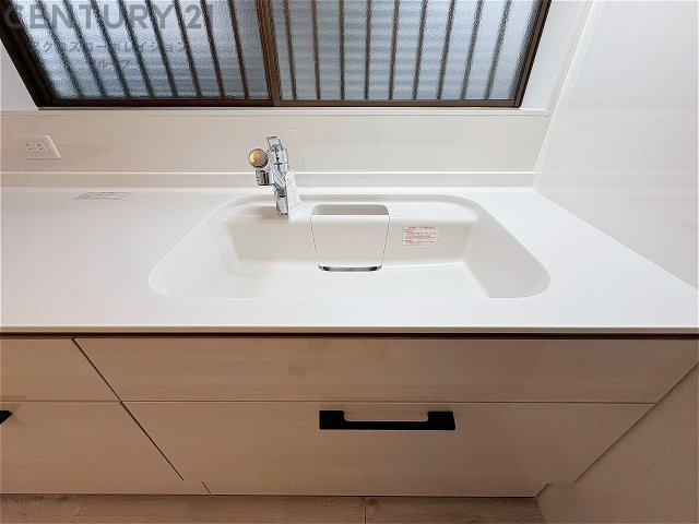 大きなシンクでお鍋などの大きな調理器具を洗う際にも便利です。　