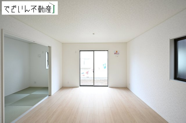 空気感という居心地の良いＢＧＭは、暮らしのステージを彩り、心のやすらぎと満足感を与えてくれます。通風と採光を考慮した設計は地域の鼓動を感じ、お寛ぎ頂くことが可能です。　現地(2026年7月撮影)