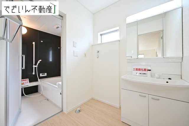 ≪2号棟≫朝の支度も家族並んでスムーズに。洗面台の広さと収納力が、忙しい毎日を支えてくれます。　現地(2026年7月撮影)