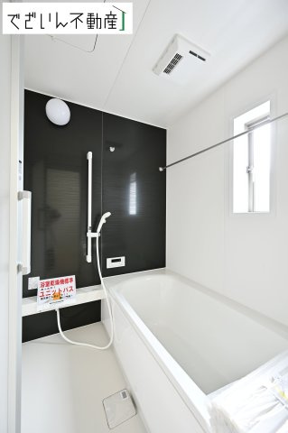 ≪2号棟≫清潔感のあるバスルームは、忙しい毎日の中でほっと一息つける場所。育児の合間に、心も体もリセットできる大切な時間が生まれます。　現地(2026年7月撮影)