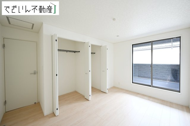≪2号棟≫夫婦の寝室としても使える落ち着いた居室。育児の合間にほっと一息つける、静かな時間を守ってくれます。　現地(2026年7月撮影)