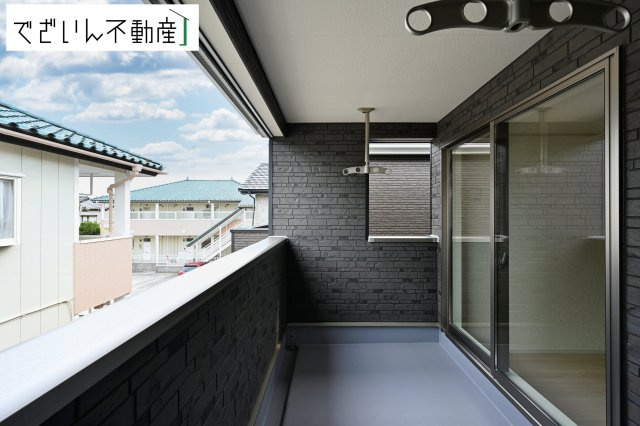 ≪2号棟≫植物を育てたり、椅子を置いて読書したり。暮らしにちょっとした豊かさを添える空間です。　現地(2026年7月撮影)