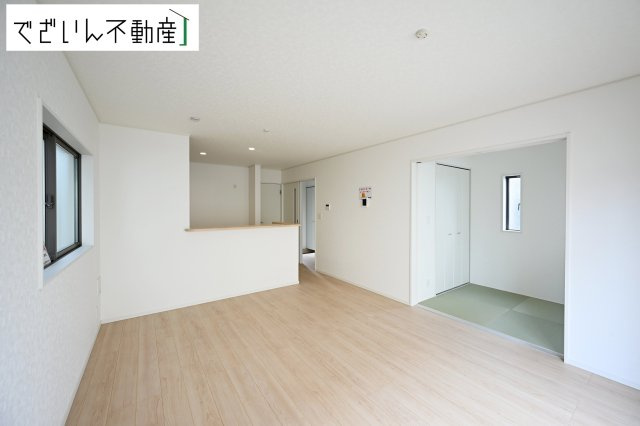 ≪2号棟≫和室と隣接したリビングは、遊び場にもお昼寝スペースにも。育児と家族時間が無理なく両立できる、優しい間取りです。　現地(2026年7月撮影)