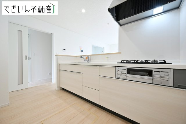 ≪2号棟≫共働きでも無理なく使える効率的なレイアウト。夕食の準備も、家族の会話を楽しみながら進められる、心地よいキッチンです。　現地(2026年7月撮影)