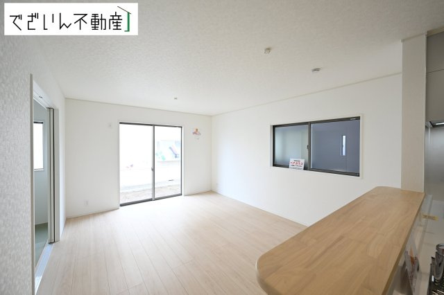 ≪2号棟≫細部まで丁寧に仕上げられた内装が、日々の生活を豊かに彩ります。家族の思い出が増えていく場所に。　現地(2026年7月撮影)