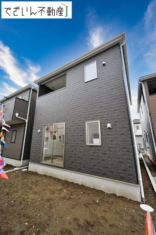 ≪2号棟≫街並みに馴染む、シンプルで洗練された佇まい。暮らしにちょっとした遊び心を添えてくれるお家です。　現地(2026年7月撮影)