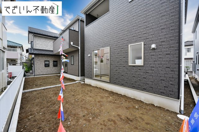 ≪2号棟≫お庭スペースを確保。ガーデンニングやBBQなども楽しめそうです。　現地(2026年7月撮影)