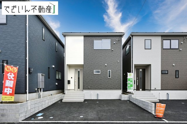 ≪2号棟≫穏やかな佇まいが、家族の新しい日常を優しく包み込む。静かな街並みに、安心して子育てできる環境が整っています。　現地(2026年7月撮影)