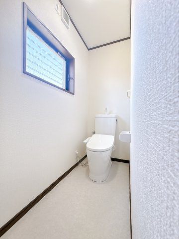 2F北側トイレです、窓もあり明るいです！