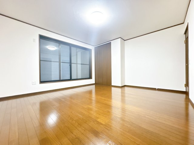 西側洋室です！大きな窓があり明るいです！