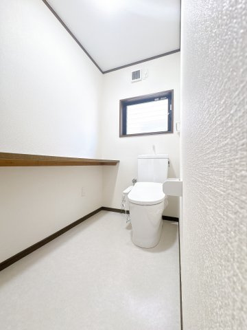 1F西側トイレです、窓があり明るく、棚があるので物も置けます！