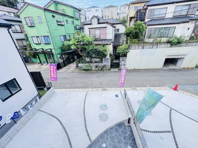 バルコニーより道路側眺望・南道路で日当たり良好♪