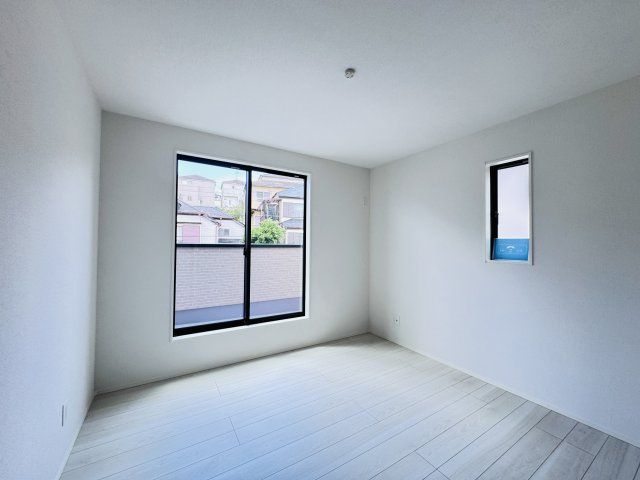 6.12帖洋室・南側バルコニー前の明るいお部屋です♪