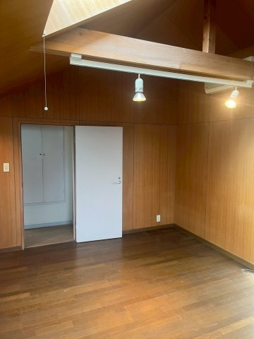 洋室　明るく風通しの良い部屋です。壁も床も天井もまさに「ウッド」です。
