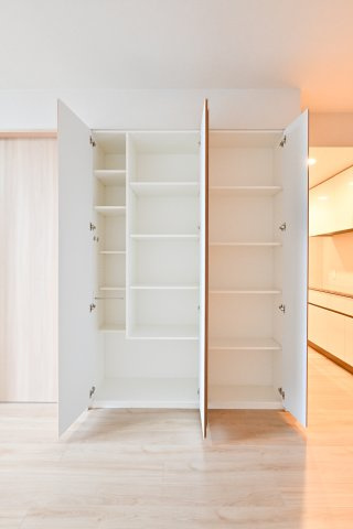 【リビング・ダイニング】たっぷりの壁面収納。リビングに収納家具を置く必要なく、居室を広く・整頓された状態に保ちやすい仕様。