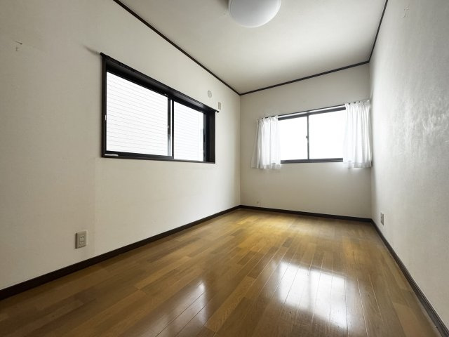 コンパクトで使いやすい洋室です