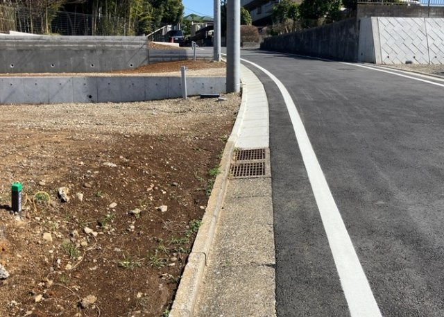 土地の形が極端に長細かったり、狭小地、あるいは道路との高低差がある傾斜地だった場合、後々売ろうとしても買い手がつかない場合もあります。後々、売却することになった時に価値の下がらない土地を選びましょう。