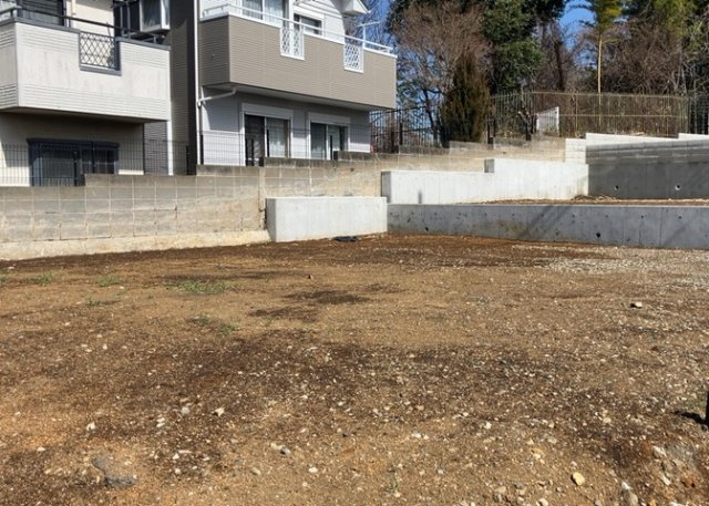 土地の面積＝住宅面積ではありません。建ぺい率の問題などで、土地のある場所によって住宅を建てられる面積は限られています。高さもしかり、「土地」という言葉の中には、建築条件も含まれると考えておきましょう。