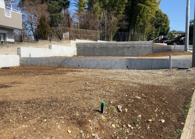 家を建てる場合、方位は要チェックです。現実的に日当たりのよい家ならばリビングは南側、建築基準法でも北側に当たる家への配慮は求められています。土地を見学に行く際は、方位磁針を持って行くようにしましょう。