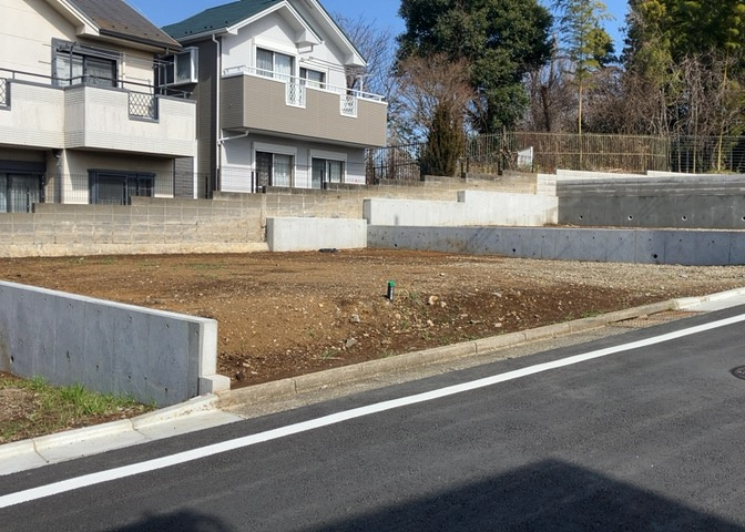 土地を買う際、住む地域の自治体や福祉の補助制度にも注目してみましょう。子供や老人の医療補助やゴミ出しのルールなど、自治体によってルールに大きな違いがあるため、暮らしやすい土地で判断するとよいでしょう。
