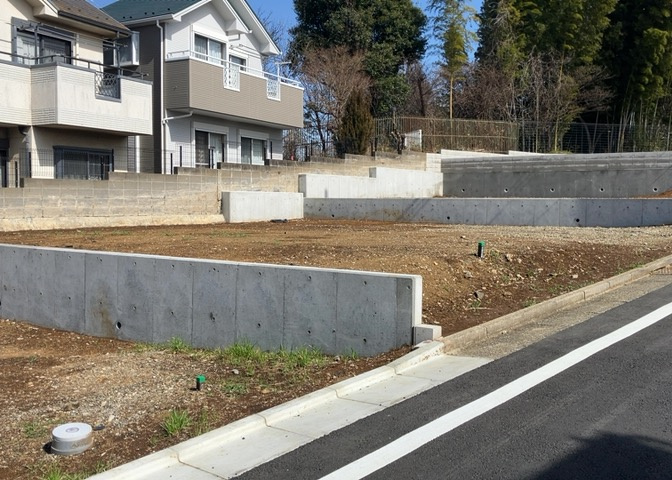 土地の前の道路に消火栓が設置されていることがあります。この場合、道路交通法第45条第1項により、駐車禁止の場所が指定されています。そのため、車庫などの駐車スペースをつくることができない場合があります。