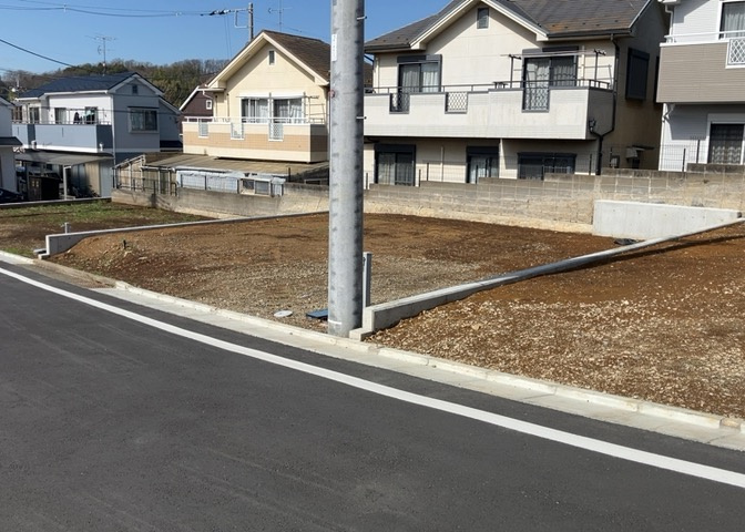 現地に行くなら、物件の周囲の地形がどうなっているかを見ることも大切です。周辺より低くなっている土地では、大雨などで水が集まりやすいため、地盤が弱くなっているということも考えられるため、注意が必要です。