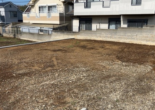 土地購入を検討されている場合、境界杭がない状態で購入してしまうと境界確定測量をする必要があり、費用がかかります。購入の前に、売主、隣土地所有者立ち合いのもと境界を確定し境界杭を設置するのがベストです。