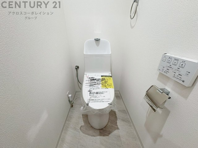 温水洗浄便座付トイレは温水洗浄機能により、暖かい水でおしりを洗浄することができ、冷たい水を使う従来の便座に比べ、温水洗浄機能で暖かいトイレを提供し、快適な使用を可能にします。　