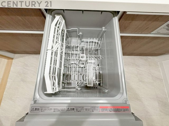 手洗いに比べて時間や労力を節約できることです。また、高温のお湯で洗浄されるため、雑菌や細菌を殺菌する効果もあります。さらに、乾燥機能があるため、手で拭く手間も省け衛生的に保管できます。　