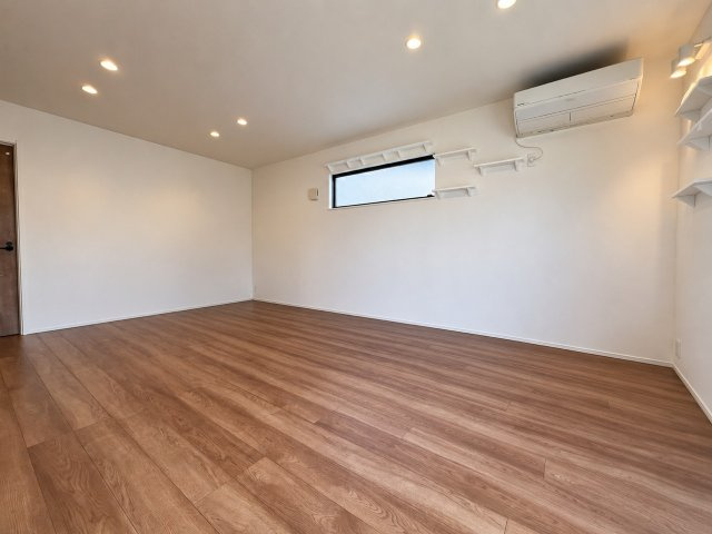 ダウンライトとウォールシェルフが映えるLDK。飾る楽しみも広がります　※家具等は画像加工で消去