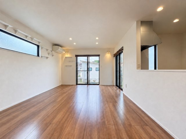 2面採光で光が満ちる広々としたLDK。開放感あふれる明るい空間　※家具等は画像加工で消去